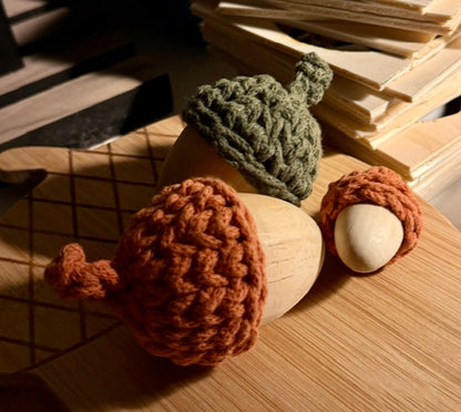 Eikel hout + gehaakt hoedje